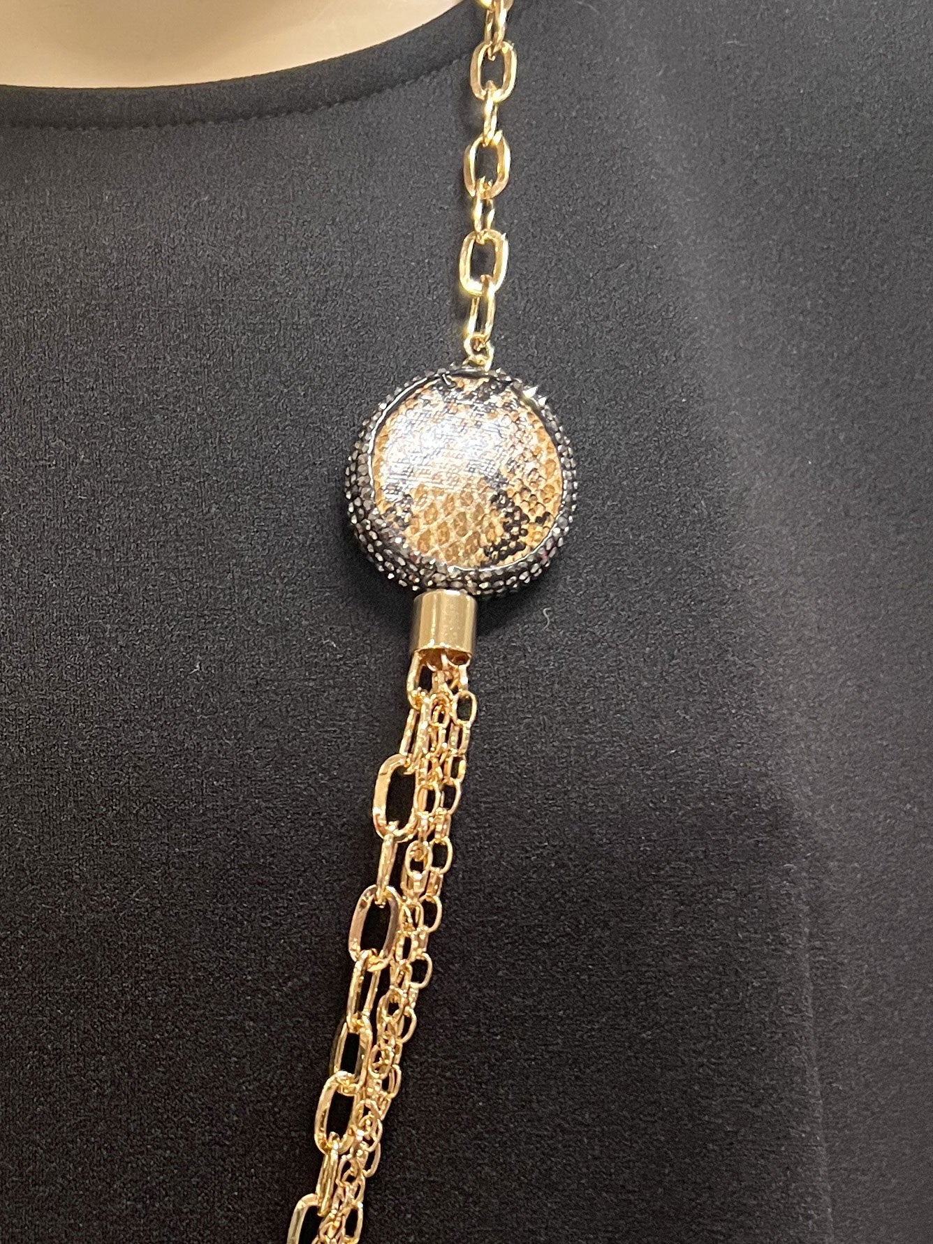 Paola - Guldhalskæde med vedhæng med slangeprint